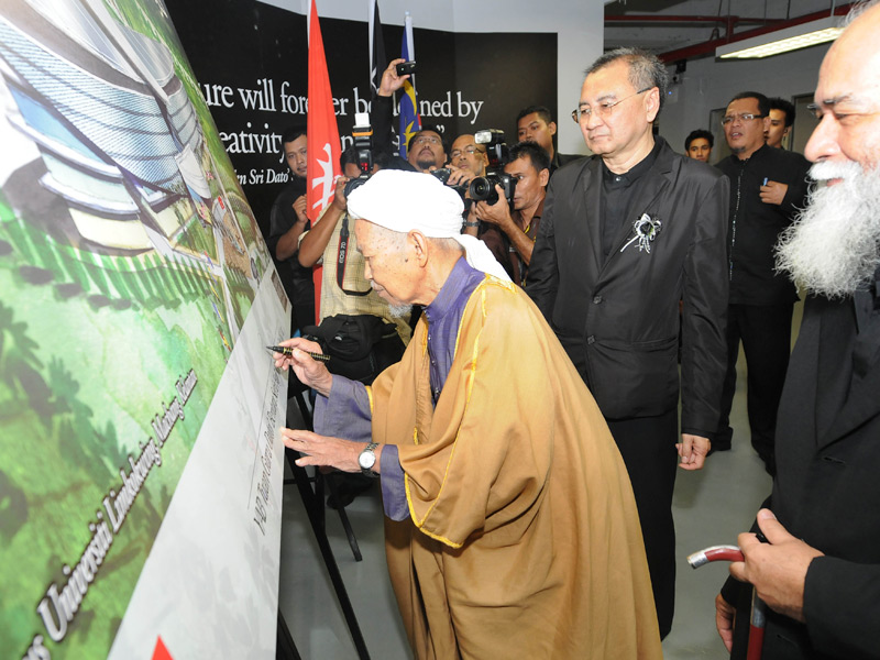 YAB Tuan Guru Dato Nik Abdul Aziz Nik Mat menandatagani banner Limkokwing Academy Kelantan